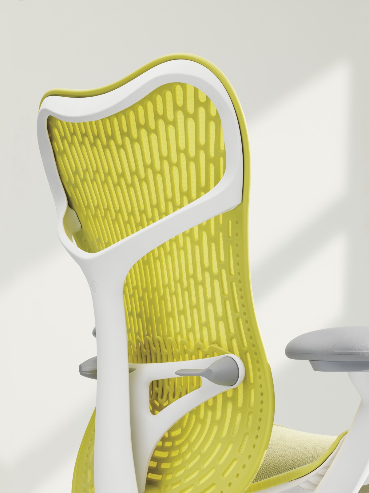 Vista posterior de una silla de oficina amarilla Mirra 2.