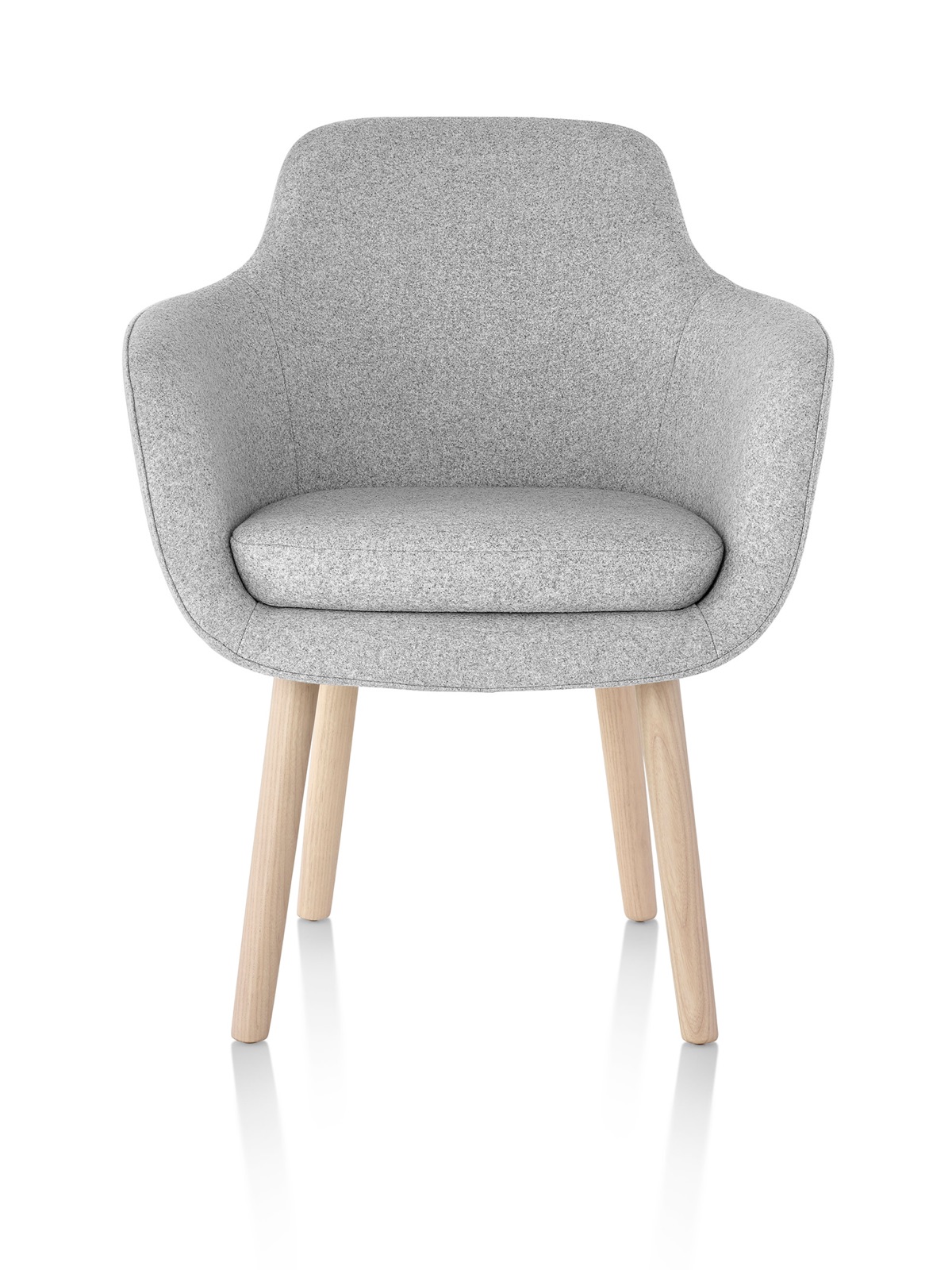 Una silla lateral Saiba gris claro, con un asiento tapizado y patas de madera, vista desde el frente.