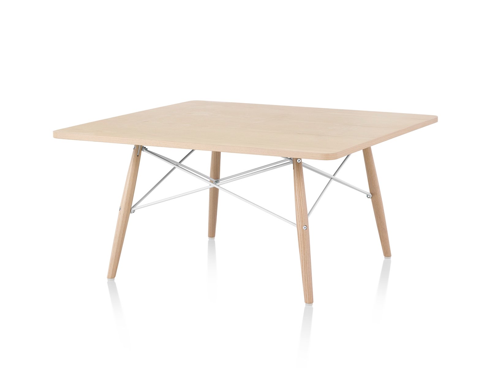 Una vista en ángulo de una mesa de centro Eames con patas de madera, travesaños metálicos y una tapa de madera clara.