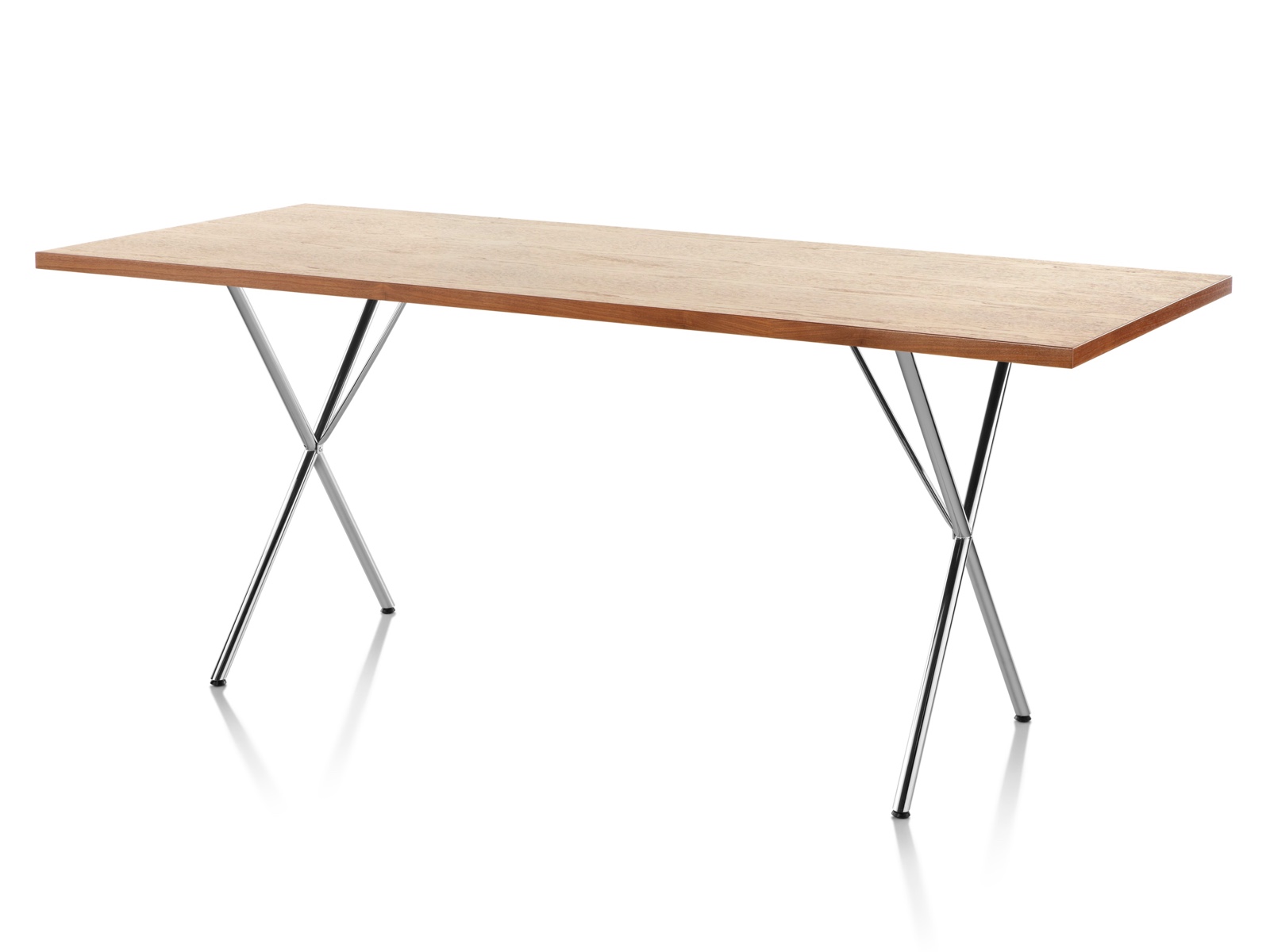Una Nelson X-Leg Table con una tapa ligera y patas cromadas, vistas desde un ángulo de 45 grados.